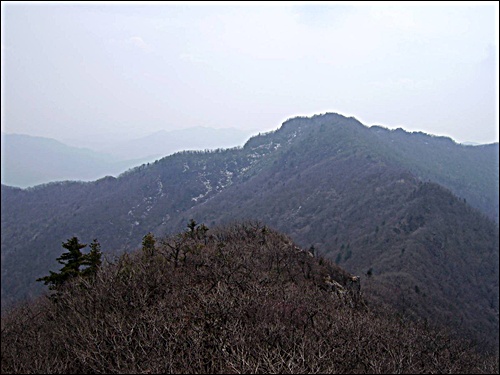 산자락에 희끗희끗 보이는 것은 잔설 